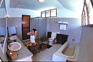 室内私人卫浴包括浴缸和冷热水淋浴